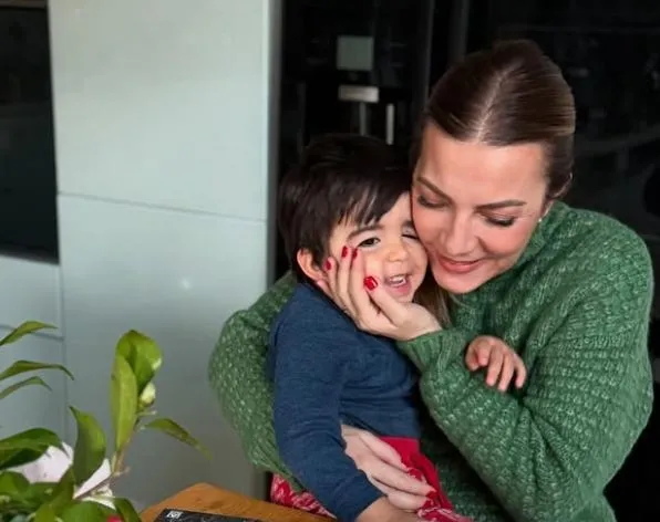 Kıskandıran aşktan yeni kareler! Burcu Kara evlilik yıldönümünü böyle kutladı: Bu hayata el ele...