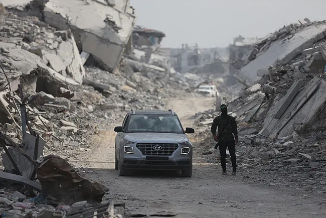 hamas-gazzedeki-israilli-bir-esirin-cesedini-daha-kizilhaca-teslim-etti-1762282141221.jpeg Hamas Gazze’deki İsrailli bir esirin cesedini daha Kızılhaç’a teslim etti!