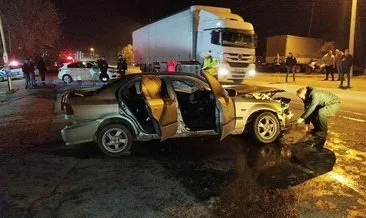 Bursa'da feci kaza! Duvara çarpan otomobil 2 kişiye mezar oldu #bursa