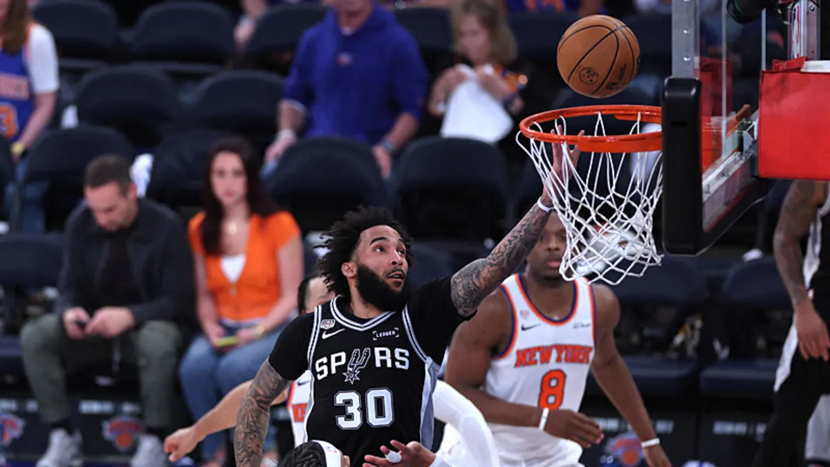 San Antonio Spurs ve New York Knicks basketbolcuları maç sırasında mücadele ediyor.