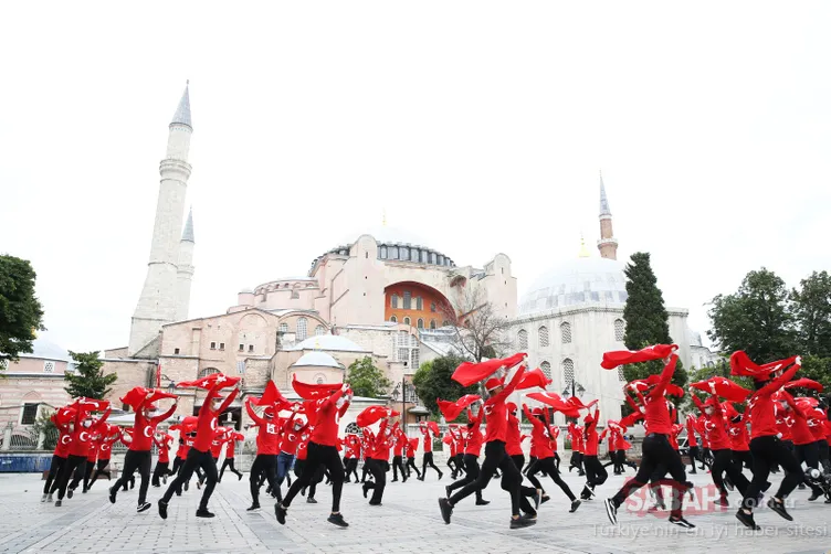 Εικόνες της τελευταίας στιγμής και όλες οι εξελίξεις από την Αγία Σοφία που προετοιμάστηκαν για την προσευχή της Παρασκευής