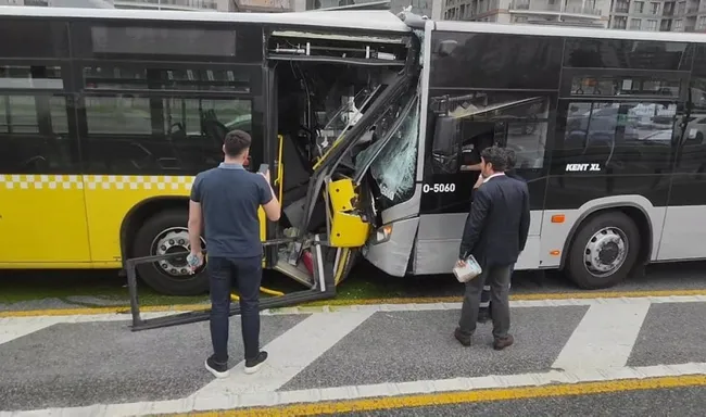 istanbul-beylikduzunde-iki-metrobus-carpisti-cok-sayida-yarali-1651255564890.jpg