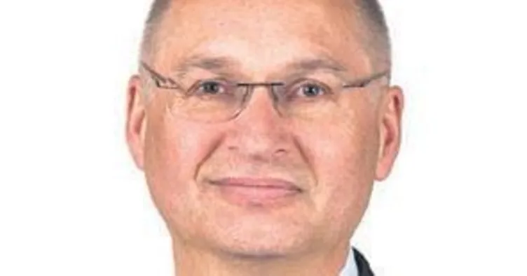 O sandviç başını yedi