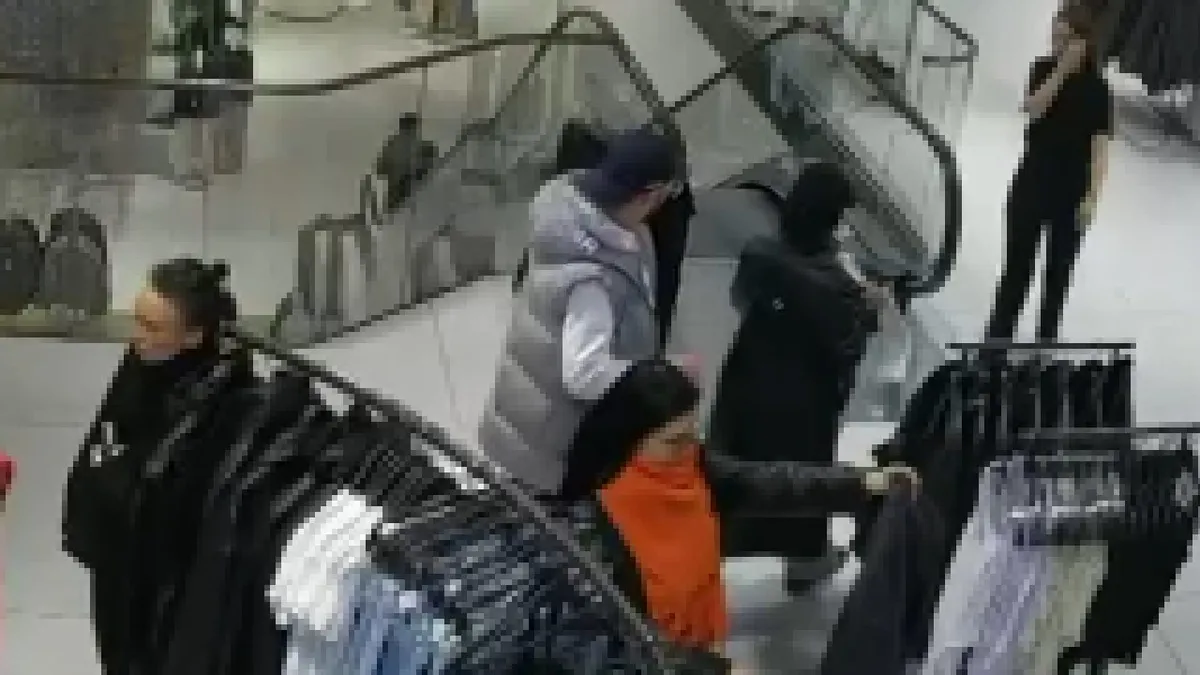 SON DAKİKA… Alışveriş merkezinin kabusu oldular! 2 kadının cep telefonunu çalan şüpheliler böyle yakalandı SON DAKİKA… Alışveriş merkezinin kabusu oldular! 2 kadının cep telefonunu çalan şüpheliler böyle yakalandı