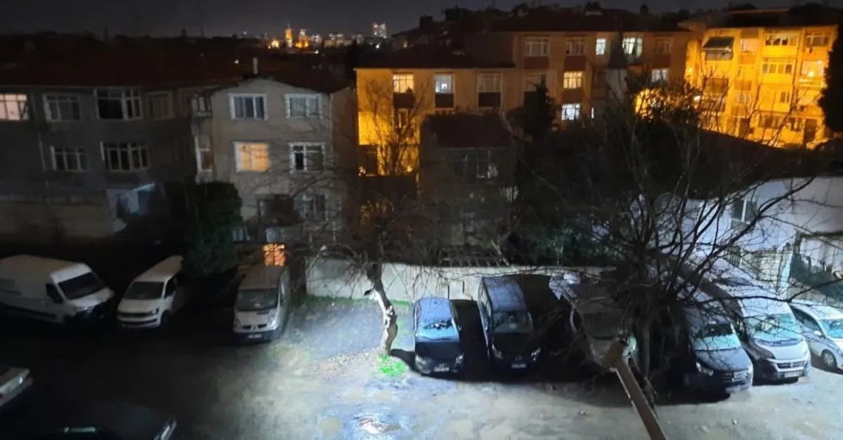İstanbul'da kar yağışı: Araçların üzeri beyaza büründü