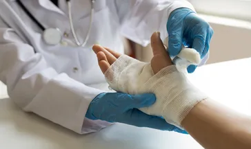 Bilim insanları geliştirdi! Sadece enfeksiyon olduğunda çalışan akıllı yara bandı