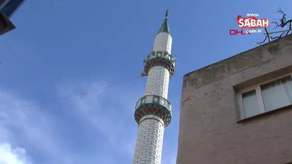 İzmir'de şiddetli rüzgarın etkisiyle minareden kopan parçalar korkuttu | Video