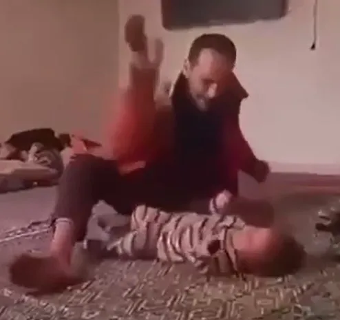 Türkiye’nin kanını donduran görüntü: Çocuğunu acımasızca döven cani baba tutuklandı!