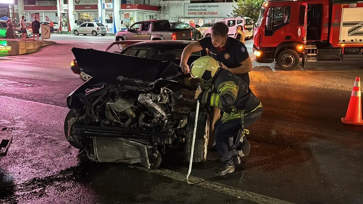 Kocaeli’de iki araç kafa kafaya çarpıştı: 4 yaralı!