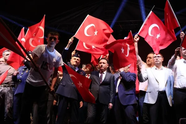 kayseride-15-temmuzun-10-yilinda-binlerce-kisi-meydanlara-gitti-1784146591372.jpg