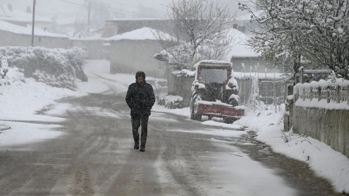 Trakya beyaza büründü: Bahar ortasında kar sürprizi