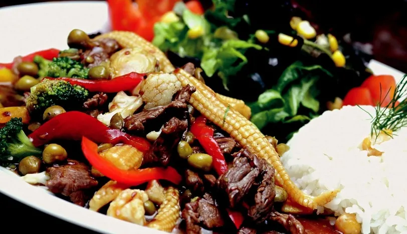 Wok'ta Sotelenmiş Sebzeli Bonfile Dilimleri