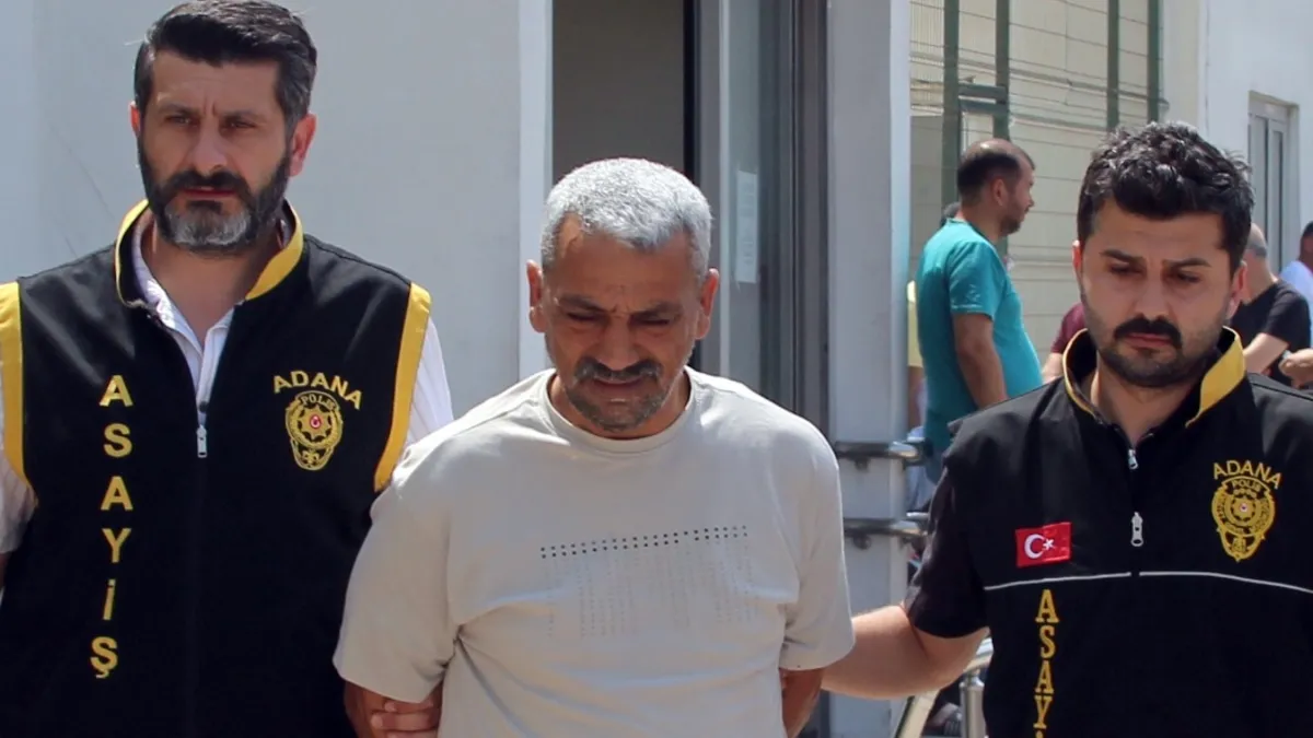 Adana'da babadan kalma dükkanın kira gelirini paylaşma meselesi yüzünden çıkan kavgada bir kişi hayatını kaybetti. Olay yerinden görüntüler.