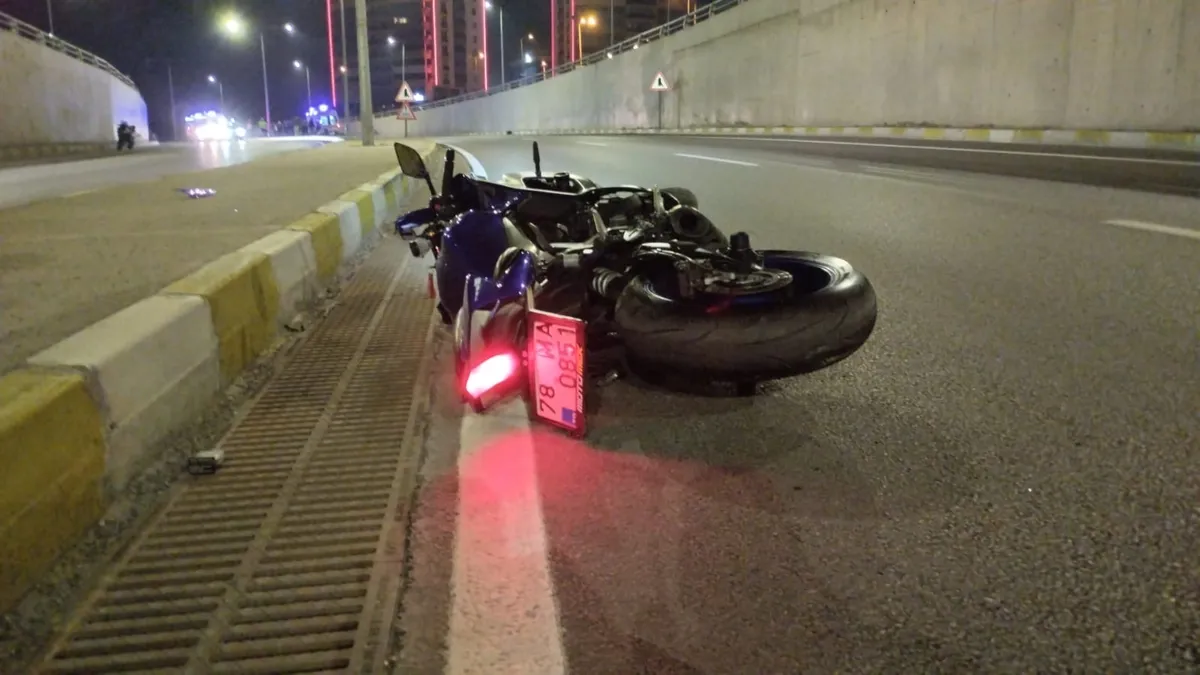 Motosiklet aydınlatma direğine çarptı: 2 üniversite öğrencisi kurtarılamadı! Motosiklet aydınlatma direğine çarptı: 2 üniversite öğrencisi kurtarılamadı!
