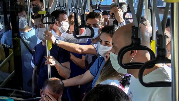 SON DAKİKA! İstanbul’da isyan ettiren görüntüler; Toplu taşıma koronavirüsün merkezi oldu