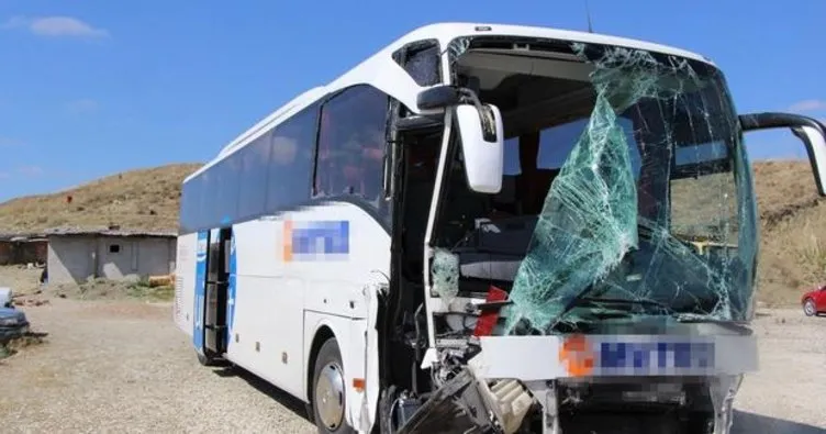 Son dakika: Çorum’da yolcu otobüsü traktörle çarpıştı: 3 yaralı