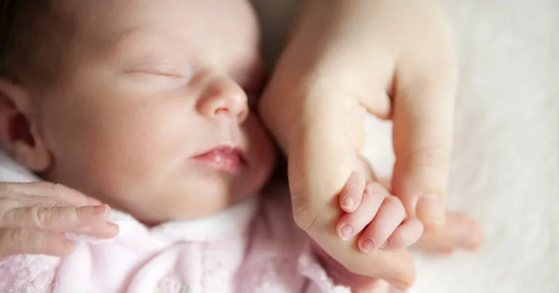 bebeklerde el ve ayak terlemesi neden