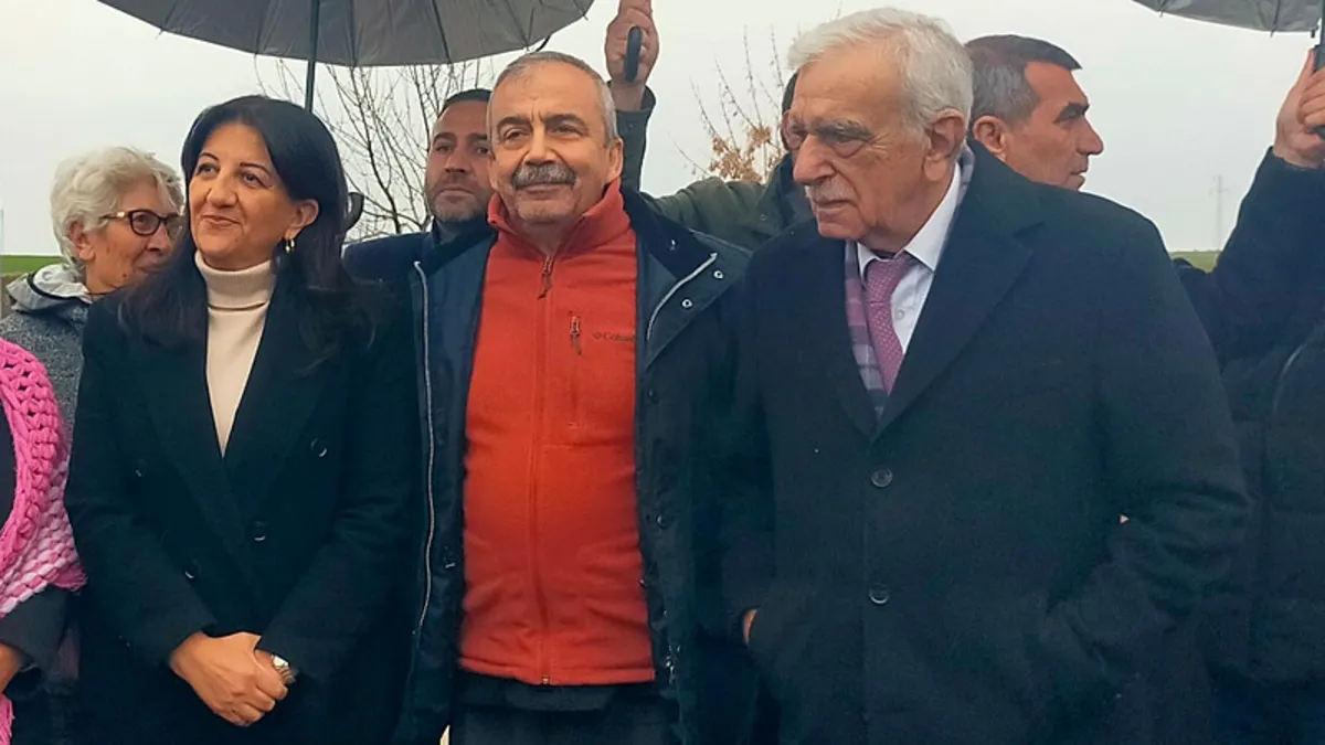 DEM Partili Bakırhan: İmralı tarihi bir çağrı yapacak, destekliyoruz DEM Partili Bakırhan: İmralı tarihi bir çağrı yapacak, destekliyoruz