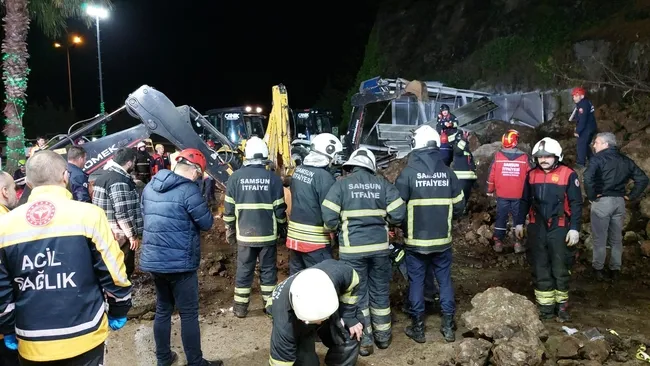 samsunda-heyelan-kaya-parcalari-bir-aracin-ustune-dustu-yaralilar-var-1745787860278.jpg