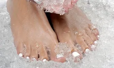 Ayaklar için buzlu su banyosu