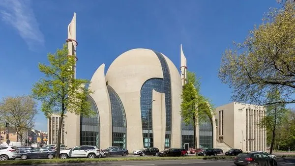 Köln Merkez Camii'nin muhteşem mimarisi
