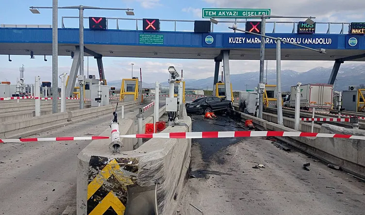 Lüks otomobil gişelere ok gibi saplandı! Karı, koca hayatını kaybetti: 5 günlük bebek ağır yaralı…