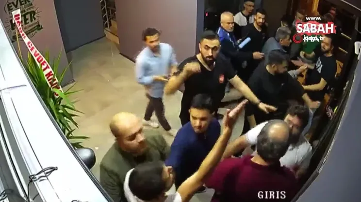 Alkollü mekanda çıkan kavgada polis ve gazeteci darp edildi... O anlar kamerada