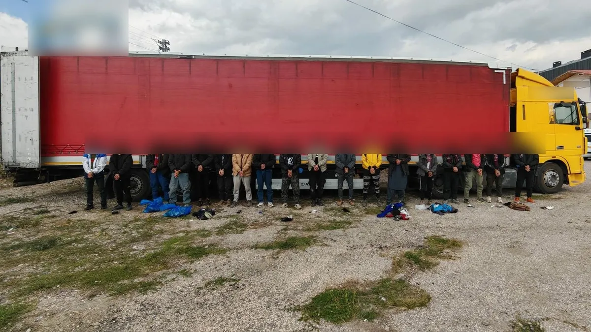 Sivas’ta TIR’da 18 düzensiz göçmen yakalandı Sivas’ta TIR’da 18 düzensiz göçmen yakalandı