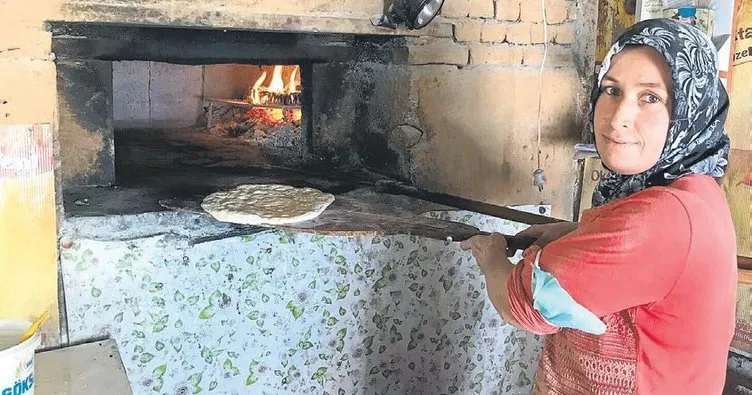 Mahallenin ekmeklerini kadınlar pişiriyor