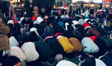 ABD’nin New York kentindeki Times Meydanı’nda tarihte ilk kez Müslümanlar teravih namazı kıldı
