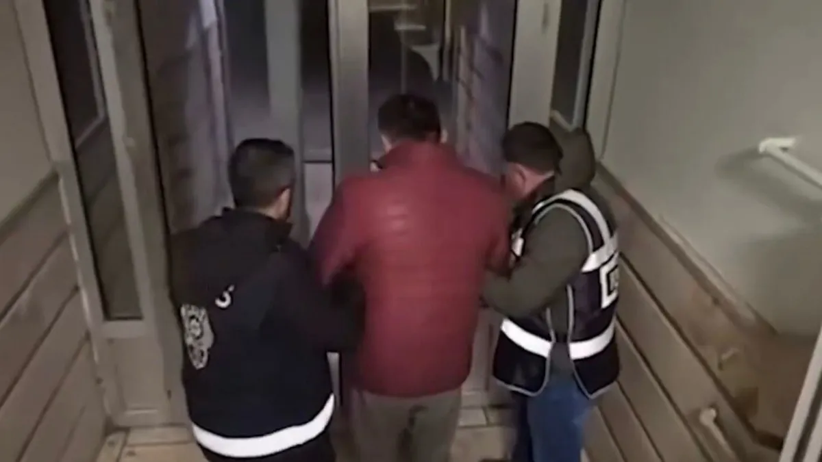 38 ilde FETÖ’ye yönelik operasyon! 298 şüpheli yakalandı 38 ilde FETÖ’ye yönelik operasyon! 298 şüpheli yakalandı