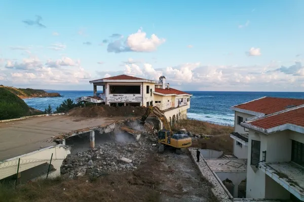 beykoz-rivada-yillardir-suren-cile-bitiyor-metruk-otel-yikiliyor-yerine-dev-genclik-kampi-geliyor-1784993188580.jpg
