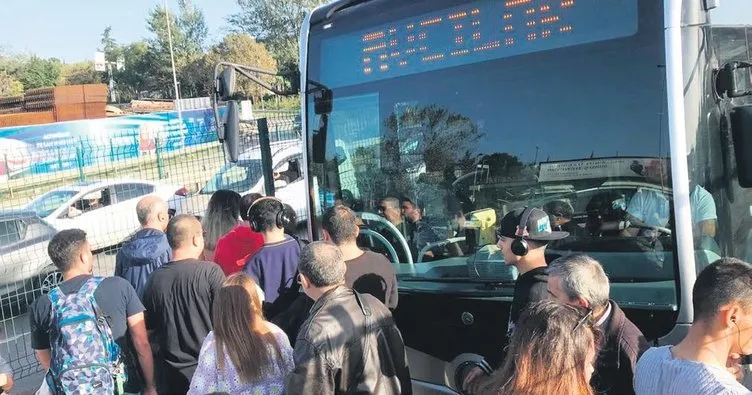 Metrobüs arıza yaptı yolcular yolda kaldı