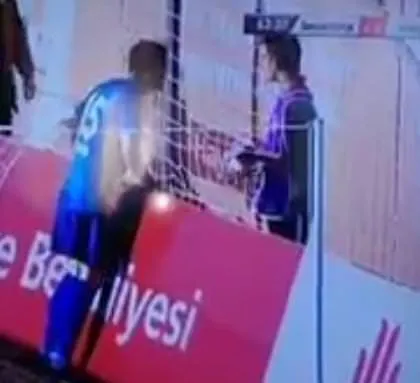 Sivasspor kalecisi Tolgahan Acar, top toplayıcı çocuğun üzerine yürüdü