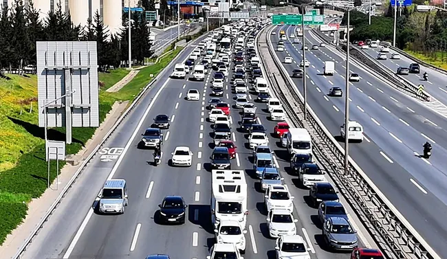 istanbulda-bayramda-trafik-soku-yogunluk-yuzde-76-iste-guncel-yol-durumu-haritasi-1743336393111.jpeg