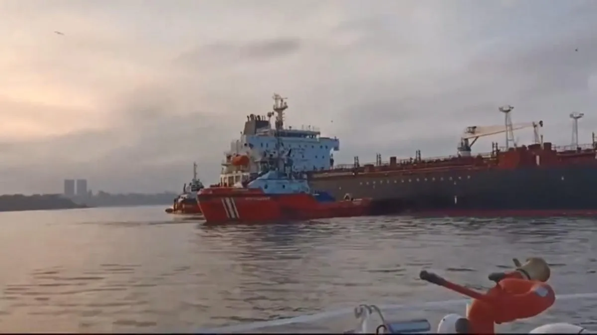 Petrol ürünü yüklü gemi Haydarpaşa'da arıza yaptı