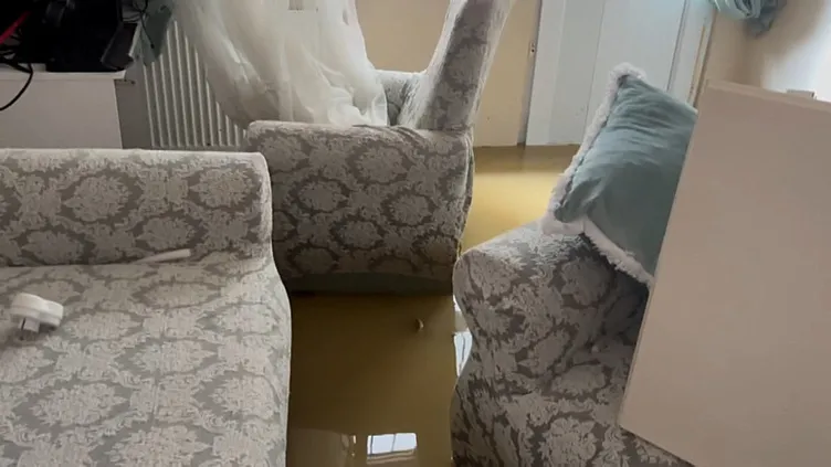 İstanbul’da sağanak nedeniyle yollar göle döndü! Bahçe duvarı devrildi, daireyi su bastı