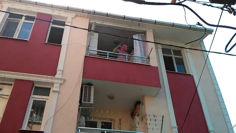 Sinir krizi geçiren kadın evini ateşe verip, eşyalarını balkondan attı