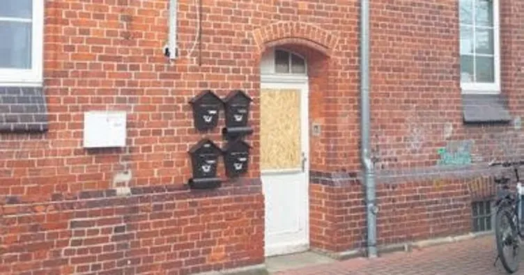 Faşistler kapı kırıp ev bastı