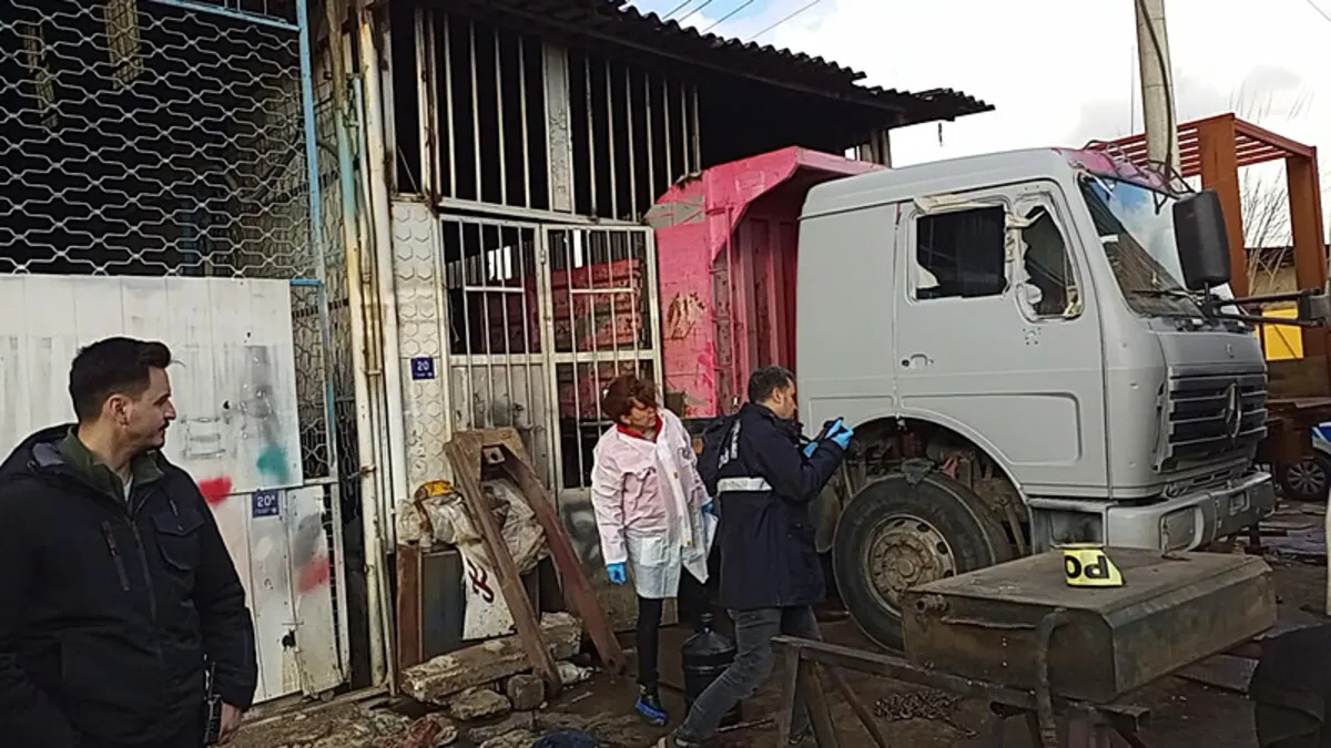 Tamir ettikleri kamyonun kasası üzerlerine düştü! 2 ölü, 1 yaralı! Tamir ettikleri kamyonun kasası üzerlerine düştü! 2 ölü, 1 yaralı!