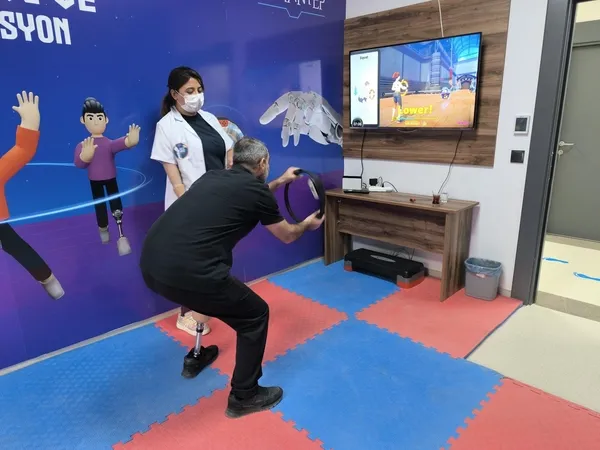 engelli-depremzedeler-sanal-fizyoterapiyle-gucleniyor-protezlerine-oyun-oynar-gibi-alisiyorlar-1763488906630.jpg