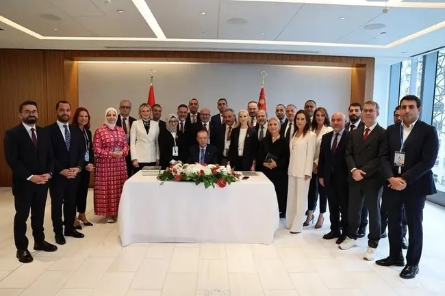 bmde-utanc-gunu-katil-netanyahu-kursude-turk-heyet-salonu-terk-etti-1727448211919.jpeg