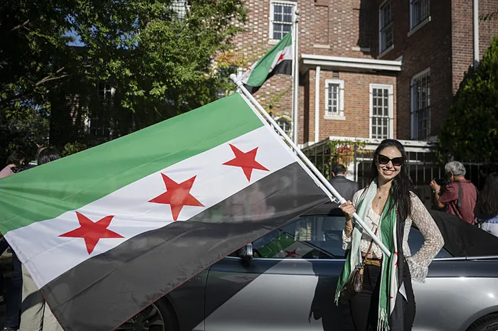 washingtondan-tarihi-an-suriye-bayragi-10-yil-sonra-gondere-cekildi-1758348276545.jpeg
