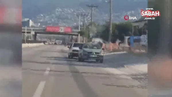 Bursa'da şaşkına çeviren görüntü. Arızalı otomobili kara yolunda ters çekti | Video