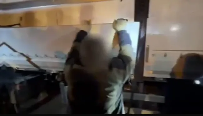 Dedektör köpeği TIR'da metamfetamin buluyor