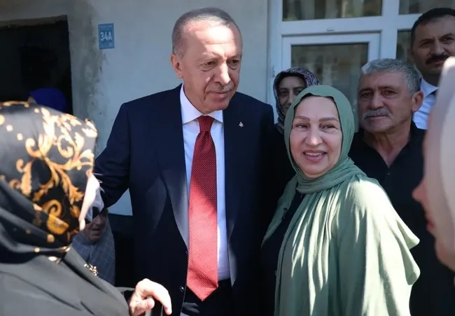 baskan-erdogan-baba-ocaginda-komsularini-ziyaret-edip-hayir-dualarini-aldi-1789299468262.jpg