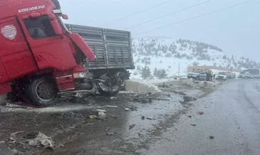 Sivas'ta 2 TIR çarpıştı: 1 ölü, 2 yaralı #sivas