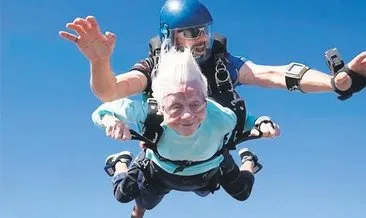 104 yaşında paraşütle atladı