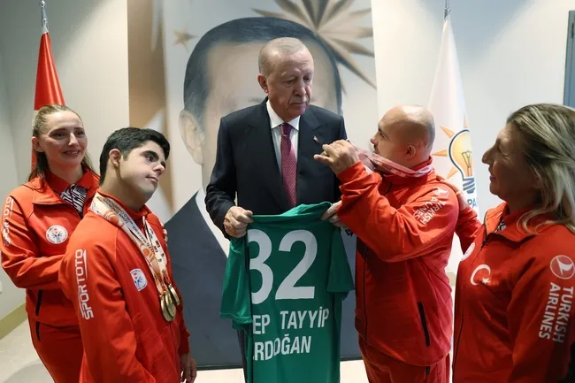 baskan-erdogan-turkiye-ozel-sporcular-spor-federasyonu-temsilcilerini-kabul-etti-1790706933699.jpg Başkan Erdoğan Türkiye Özel Sporcular Spor Federasyonu temsilcilerini kabul etti!