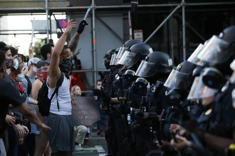 ABD'de öfke kaosa döndü| Washington'da sokağa çıkma yasağı ilan edildi! George Floyd'un öldürülmesinin ardından başlayan protestolarda son dakika gelişmeler...